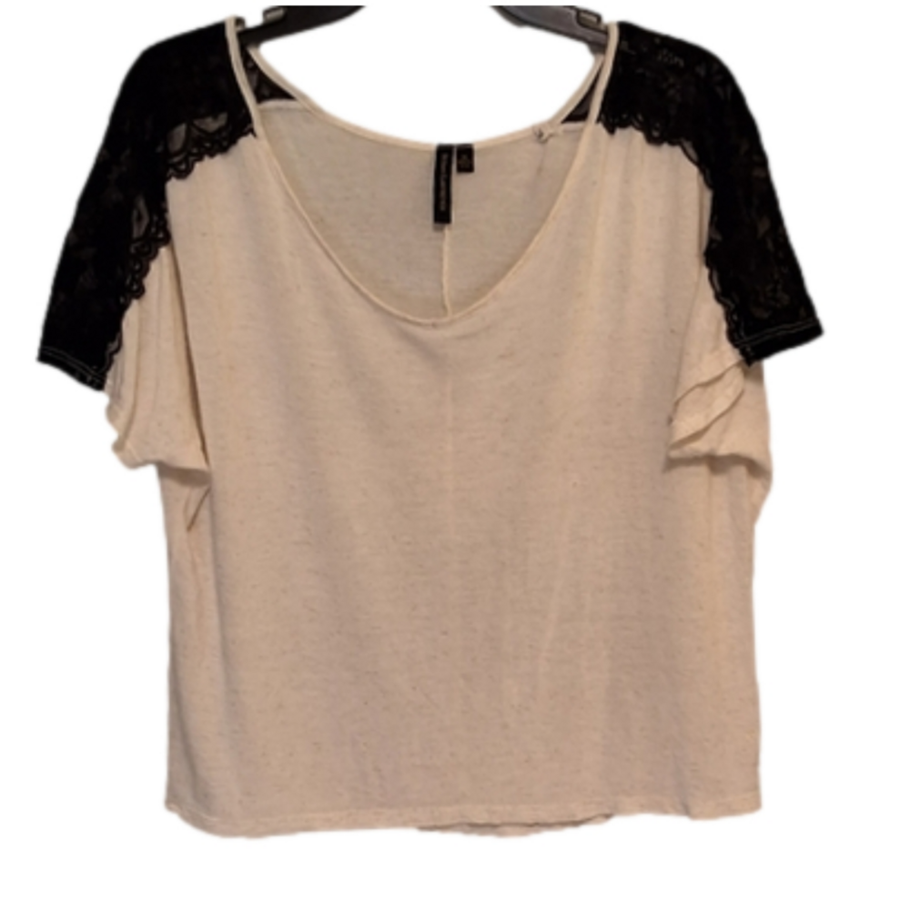 Upgrade Your Style with Susan Lawrence Lace Tee Size M - A Versatile and Lightwe